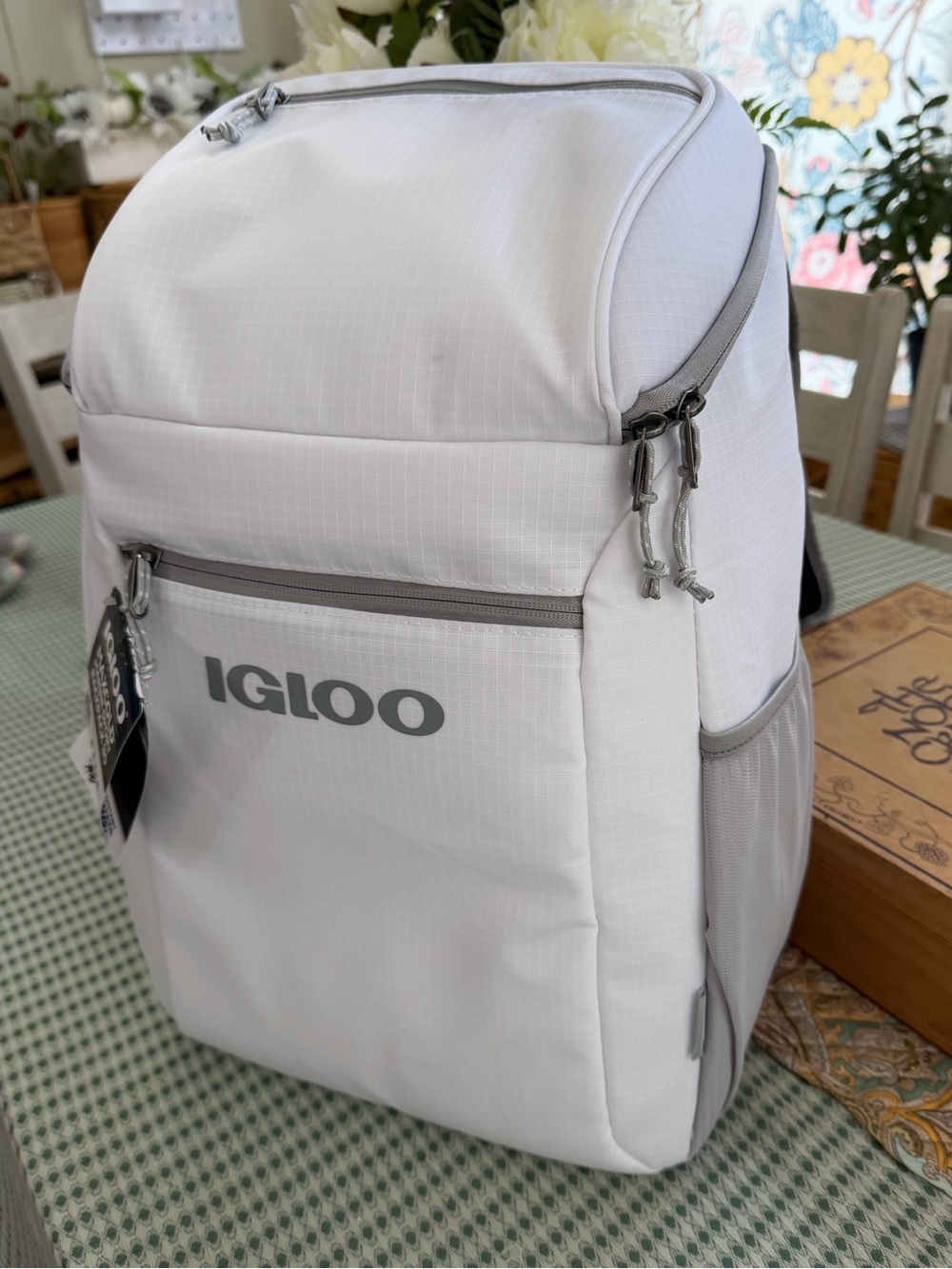 New Igloo White and Gray 30 Can Backpack Cooler Insulated Max Cold